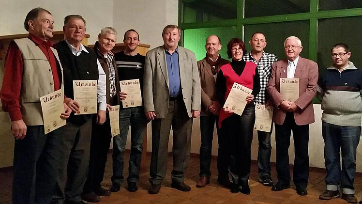 Tobias Warter und Bürgermeister Karlheinz Kickuth (M.) ehrten die langjährigen Mitglieder (v. l.) Karl Wagner, Günter Bauer, Jürgen Straub, Jürgen Reusch, Rudolf Haun, Nicole Brandler, Wolfgang Gehring, Albin Beinhauer und Heribert Roth.  Fotos: Winfried Ehling