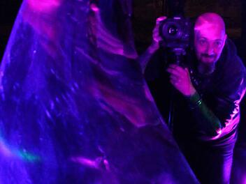 Cheffotograf Matthias Hoch nimmt Maß für das nächste Motiv.  Foto: Marco Meißner