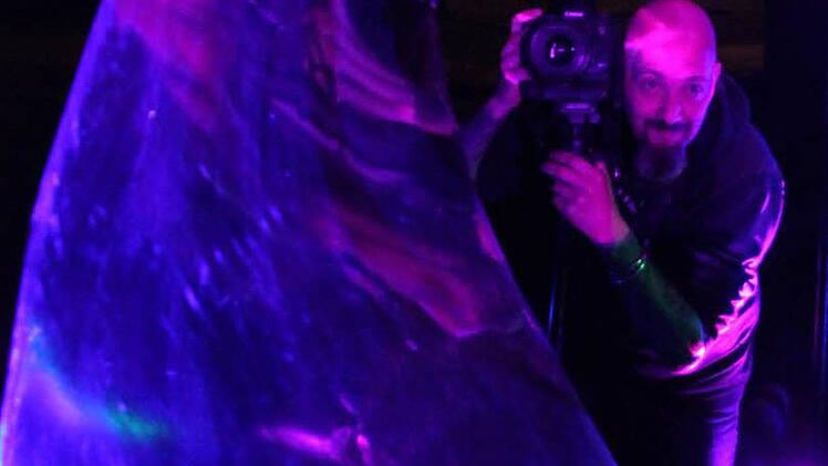 Cheffotograf Matthias Hoch nimmt Maß für das nächste Motiv.  Foto: Marco Meißner