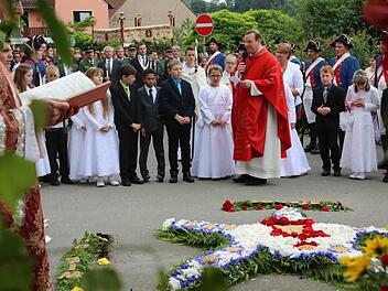 Dekan Albert Müller und die Kommunionkinder am zweiten AltarFoto: Barbara Herbst