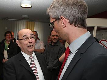 Im März 2014 unterlag Uwe Kirschstein (rechts) OB Franz Stumpf in der Stichwahl. Im März 2016 könnte der SPD-Politiker Kirschstein erneut als OB-Kandidat auftauchen. Foto: Matthias Hoch