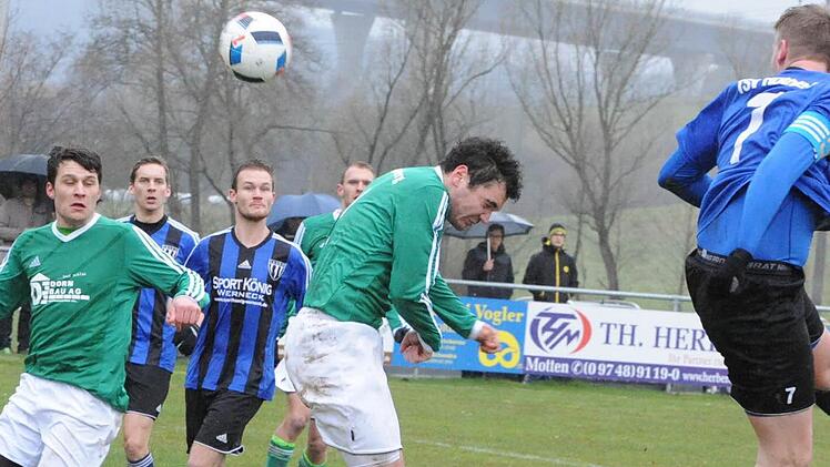 Gestolpert II: So ein bisschen die Übersicht verloren hatten sie schon, die Kicker des SV Riedenberg (grüne Trikots), die das Heimspiel gegen Röthleins Kellerkinder mit 1:2 verloren. Foto: Hopf