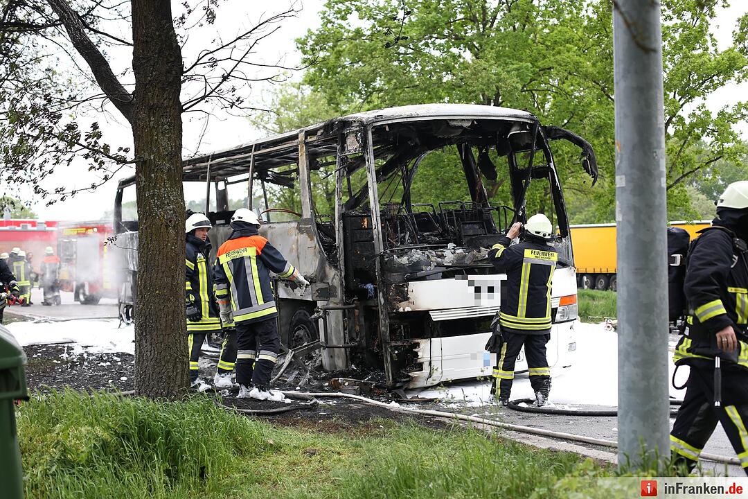 Reisebus brennt auf A3 bei Schlüsselfeld ab