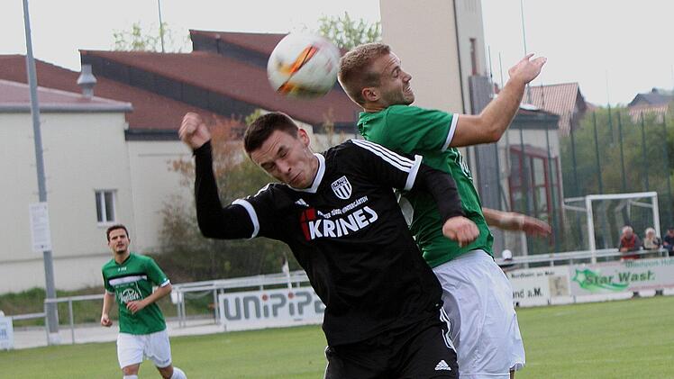 Packende Kopfballszene des Sanders Danny Schlereth (links) mit seinem Gegenspieler.