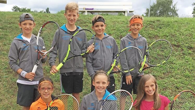 Die erste Mannschaft mit (v. l.) Lasse Höhn, Isabella Lettieri, Adrian Hofmann, Hannah Roßmerkel, Moritz Vogel, Lea Marie Ludwig (TC RW Kulmbach) und Lukas Hintze. Es fehlt Oliver Wolfgramm.