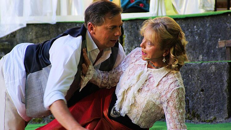 Lysander (Thorsten Korff) begehrt Hermia (Birgit Schreiber). Doch die weist den Verliebten in seine Grenzen.  Winfried Ehling