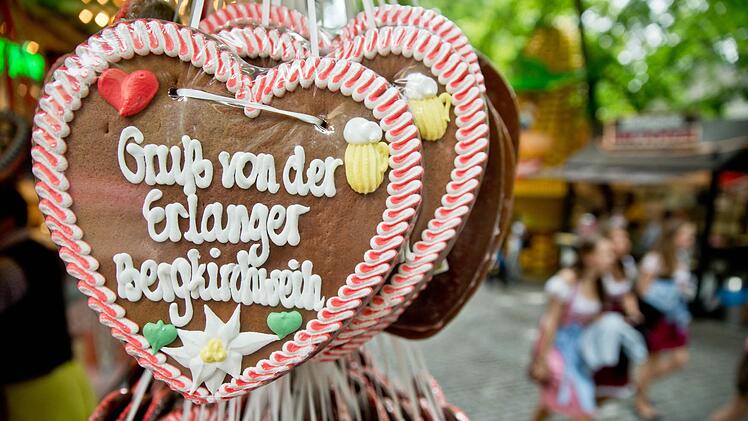 Ab dem 6. Juni 2019 wird in Erlangen wieder die fünfte Jahreszeit eingeläutet. In Massen strömen Besucher auf die Erlanger Bergkirchweih. Symbolbild: Daniel Karmann / dpa