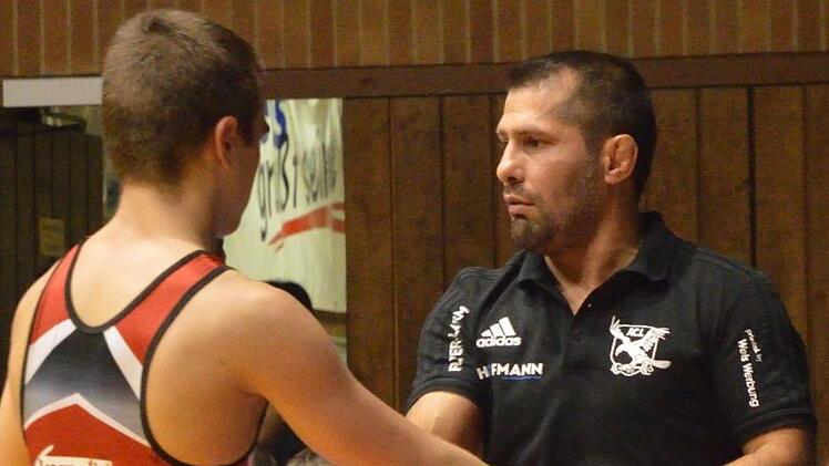 Der Trainer des AC Lichtenfels, Venelin Venkov (rechts), darf seinen zweiten Neuzugang begrüßen