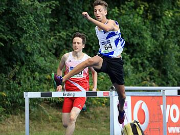 Moritz Fischer (64) vom TSV Bad Kissingen auf dem Weg zu Gold bei den bayerischen Meisterschaften über die 300 Meter Hürden der M15. Foto: Theo Kiefner