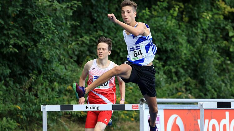 Moritz Fischer (64) vom TSV Bad Kissingen auf dem Weg zu Gold bei den bayerischen Meisterschaften über die 300 Meter Hürden der M15. Foto: Theo Kiefner