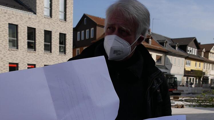 Richard Peschel zeigt, wie Silberlinden aussehen, die eines  Tages das Herzstück der bayerischen Puppenstadt Neustadt, den herrlichen  Marktplatz, mit ihren Kronen schmücken werden, im Spätsommer mit gelblichen  Blüten und im Herbst mit gelbem Farbenschmuck.    Foto: Manja von Nida
