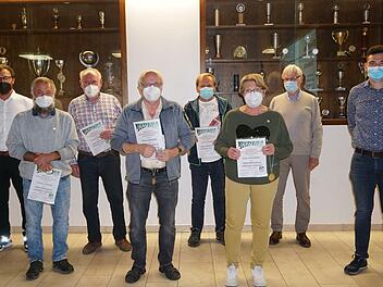 Ehrenmedaillen gab der SV Riedenberg an verdiente Mitglieder aus.Foto: Marion Eckert