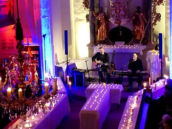 Viele Kerzen tauchten das Kirchenschiff beim ersten Candle-Light-Konzert 2023 in eine heimelige Atmosphäre.