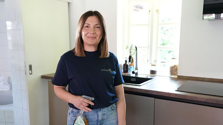 Andreea hat Psychologie studiert, ihre Erfüllung aber in ihrer Reinigungsfirma in Husum gefunden. Mit ihren Mitarbeiterinnen und Mitarbeitern bringt sie Ferienwohnungen an der Nordseeküste zum Glänzen.