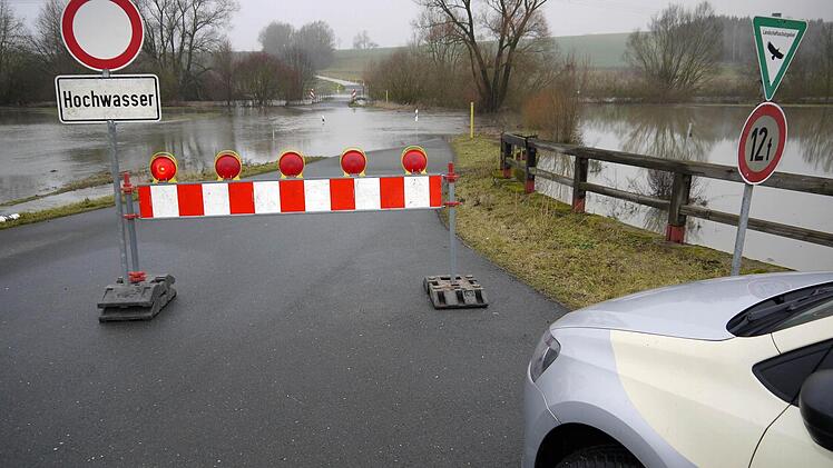 Im Coburger Itzgrund - wie hier bei Gleußen - sind immer noch zahlreiche Straßen gesperrt. Foto: Berthold Köhler
