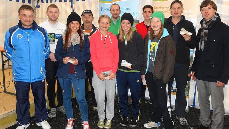 Die Sieger der Halbdistanz des RhönBikeKing2013: Harald Omert, Stefan Schneidmadl, Larissa Schneidereit, Leo Zirkelbach, Rebecca Wahl, Sebastian Rascher, Lea Gehrsitz, Martin Bühner, Larissa Hept, Kai Schlösser und Felix Schmigalle (Allianzmanagement). Foto: Marion Eckert