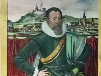 Diese kolorierte Zeichnung aus den Beständen des Staatsarchivs zeigt Herzog Johann Casimir vor dem Panorama von Stadt und Veste Coburg.  Foto: Jochen Berger