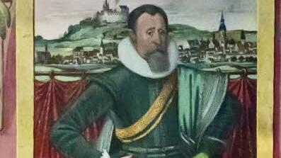 Diese kolorierte Zeichnung aus den Beständen des Staatsarchivs zeigt Herzog Johann Casimir vor dem Panorama von Stadt und Veste Coburg.  Foto: Jochen Berger