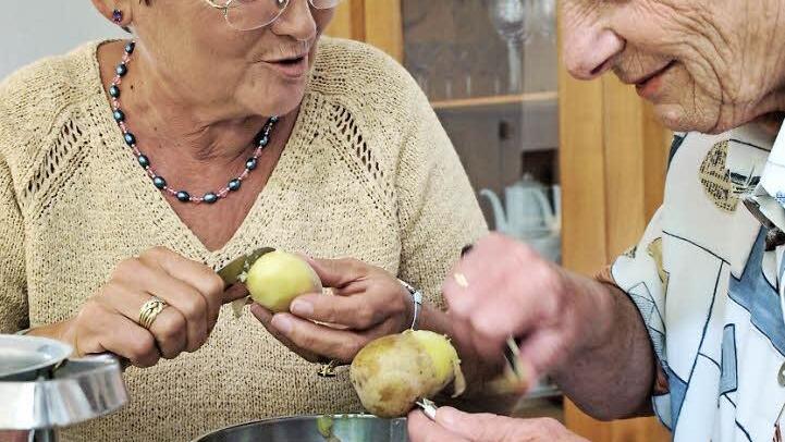 Handlungsfähigkeit im Alltagsleben wieder erreichen: Scheinbar belanglose Ziele wie das Schälen von Kartoffeln können ein erster großer Schritt sein.   Foto: DVE