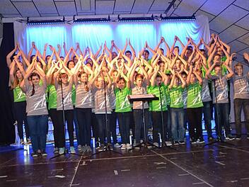 Der Adonia-Chor brachte mit tiefsinnigen Liedtexten, aber auch mit schwungvollen Rhythmen tolle Stimmung in die Zecherhalle und animierte das Publikum zum rhythmischen Mitklatschen. Foto: Karl-Heinz Hofmann