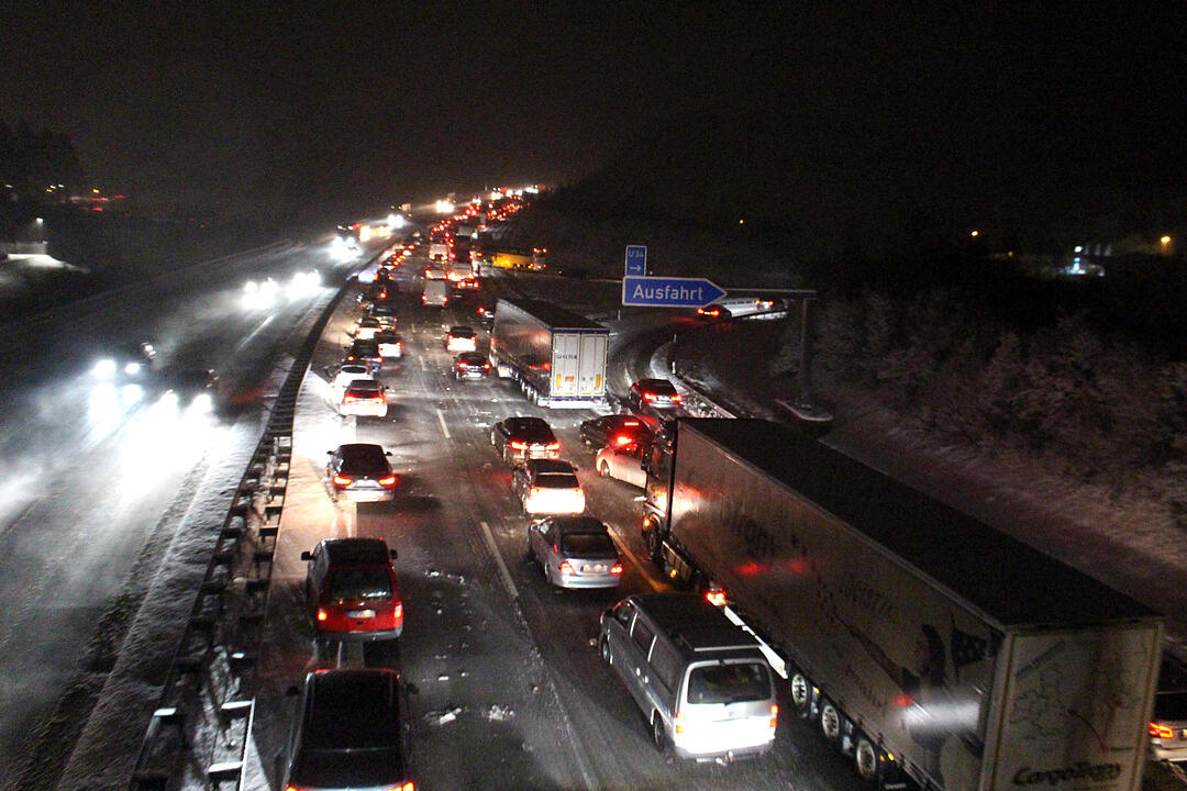 Schneechaos legt A9 lahm