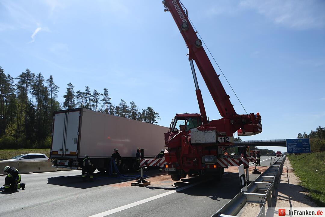 Nürnberg: Lkw-Fahrer verletzt - Container blockiert die A6