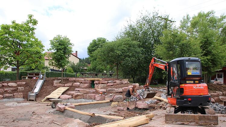 Ein Blick auf die Baustelle: Rutsche und Kletterwand sind schon da. Foto: Kathrin Kupka-Hahn
