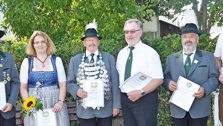 Diese verdienten Schützen der SG Rothenkirchen wurden mit der Gau- Ehrennadel aufgrund ihrer großen Verdienste ausgezeichnet. Von links Mathias Beetz, Claudia Beetz, Emil Müller, Georg Backer, Michael Staar und Daniel Bergmann