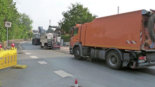 Mitarbeiter der Firma Strabag aus Neudrossenfeld haben in Neuenmarkt und Hegnabrunn damit begonnen, die Asphaltdecke abzufräsen.