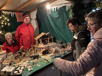 So mancher Besucher fand auf dem Lehenthaler Markt sch&ouml;ne Deko f&uuml;r die heimische Krippe. Fotos: Sonny Adam
