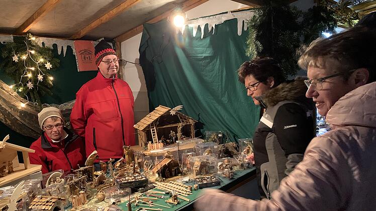 So mancher Besucher fand auf dem Lehenthaler Markt sch&ouml;ne Deko f&uuml;r die heimische Krippe. Fotos: Sonny Adam