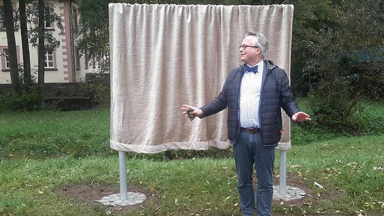 Gestenreich referierte Ulrich Kuther vor dem noch verhüllten Anschauungsobjekt über die Geschichte der Schneidmühle. Foto: Rolf Pralle
