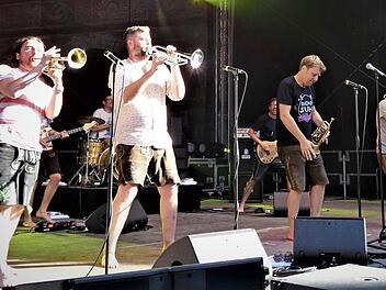 "LaBrassBanda" gastierten bei den Plassenburg-Open-Airs.