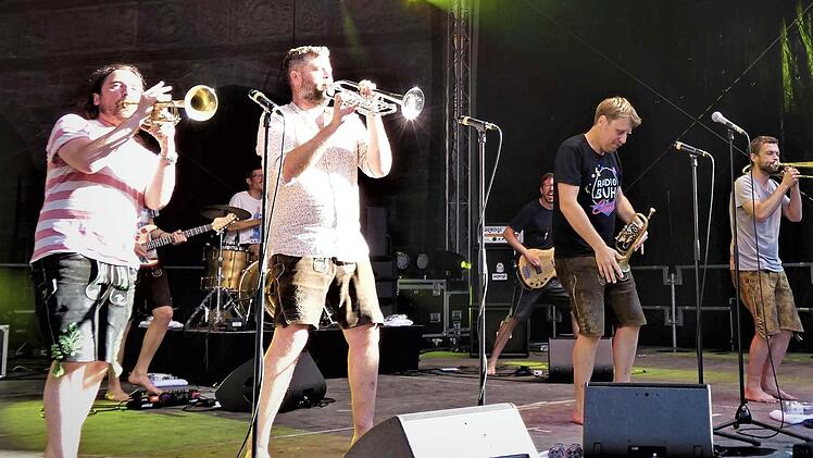 "LaBrassBanda" gastierten bei den Plassenburg-Open-Airs.