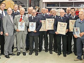 Bei der Freiwilligen Feuerwehr Geschwand standen auch Ehrungen an (v. l.): Kreisbrandmeister Marc Maier, Kreisbrandrat Oliver Flake, Landrat Hermann Ulm, MdL Michael Hofmann, Kommandant Thorsten Küchler, Ludwig Ebenhack, Marcus Arnold, Adolf Zellm...