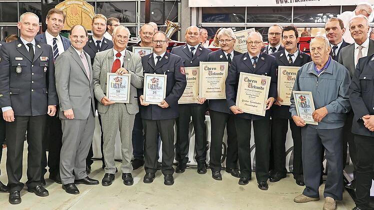 Bei der Freiwilligen Feuerwehr Geschwand standen auch Ehrungen an (v. l.): Kreisbrandmeister Marc Maier, Kreisbrandrat Oliver Flake, Landrat Hermann Ulm, MdL Michael Hofmann, Kommandant Thorsten Küchler, Ludwig Ebenhack, Marcus Arnold, Adolf Zellm...