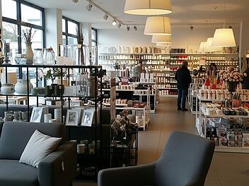 Innenansicht einer Filiale einer Deko-Einzelhandelskette, die M&ouml;bel, Wohnaccessoires, Dekorationsartikel und Geschenke verkauft - zum Beispiel Butlers.