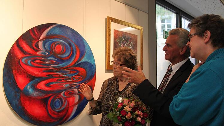 Gisela Lang und Oswald Marr (von rechts) unterhielten sich mit der Künstlerin Anne Scherbel über deren Werke.  Foto: Veronika Schadeck