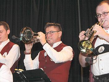 Beim 17. "Böhmischen Abend" des Stettfelder Musikvereins im Ebelsbacher Bürgersaal kamen die Besucher wieder voll auf ihre Kosten. Auch die drei Flügelhorn- und Trompetenspieler (von rechts) Stefan Frank, Michael Markert und Claus Thaler gaben alles. Foto: Ralf Naumann