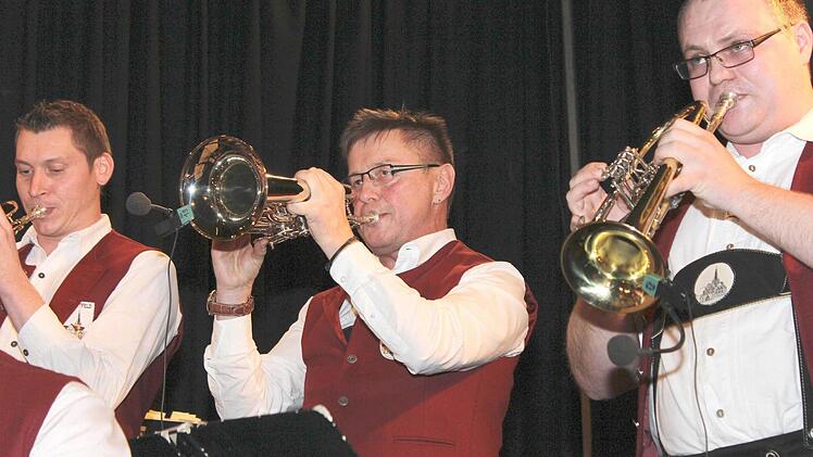 Beim 17. "Böhmischen Abend" des Stettfelder Musikvereins im Ebelsbacher Bürgersaal kamen die Besucher wieder voll auf ihre Kosten. Auch die drei Flügelhorn- und Trompetenspieler (von rechts) Stefan Frank, Michael Markert und Claus Thaler gaben alles. Foto: Ralf Naumann