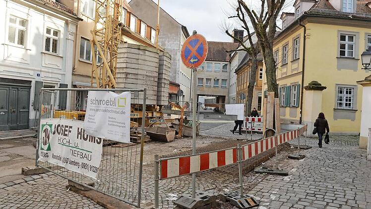 Der Kran, der seit Monaten die Durchfahrt der Hellerstraße blockiert, gehört ebenfalls zu einer Baustelle der Sparkasse.