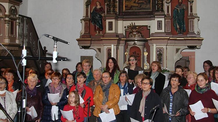 69 Männer und Frauen nahmen an den CD-Aufnahmen teil und präsentierten sich erstaunlich text- und notensicher. Foto: Sonja Adam