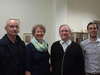 Der stellvertretende Vereinsvorsitzende von "Lebensraum SchülerInnencafé" Franz-Peter Jörg (von links) mit Vertretern der Hauptsponsoren: Melanie Schäfer(Landratsamt), Dekan Thomas Keßler (Theresienspitalstiftung) und David Rybak (Stadt)  Foto: Maritta Ziegler