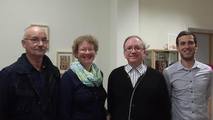 Der stellvertretende Vereinsvorsitzende von "Lebensraum SchülerInnencafé" Franz-Peter Jörg (von links) mit Vertretern der Hauptsponsoren: Melanie Schäfer(Landratsamt), Dekan Thomas Keßler (Theresienspitalstiftung) und David Rybak (Stadt)  Foto: Maritta Ziegler