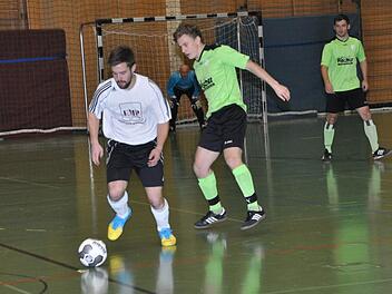 Die beiden Nachbarrivalen TSV Steinberg mit Sebastian Scherbel (links) und SV Friesen trennten sich in der Vorrunde mit 1:1. Beide haben sich für die Zwischenrunde am Wochenende qualifiziert. Foto: Herbert Kalb