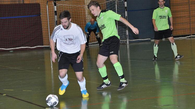 Die beiden Nachbarrivalen TSV Steinberg mit Sebastian Scherbel (links) und SV Friesen trennten sich in der Vorrunde mit 1:1. Beide haben sich für die Zwischenrunde am Wochenende qualifiziert. Foto: Herbert Kalb