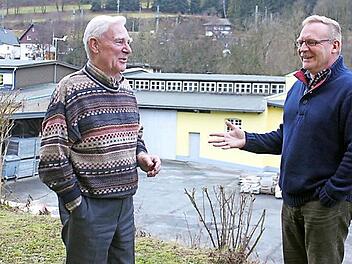 Sie sind ein Team: Seniorchef Hans Eichhorn, der einige Jahre lang an der Spitze der Bauinnung stand, und sein Sohn, der aktuelle Obermeister der Bauinnung Kronach, Richard Eichhorn. Foto: Veronika Schadeck