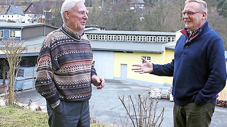 Sie sind ein Team: Seniorchef Hans Eichhorn, der einige Jahre lang an der Spitze der Bauinnung stand, und sein Sohn, der aktuelle Obermeister der Bauinnung Kronach, Richard Eichhorn. Foto: Veronika Schadeck