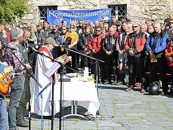 Pfarrer Wolfgang Eßel hält einen Gottesdienst inmitten der Motorradfahrer.  Foto: Franz Galster