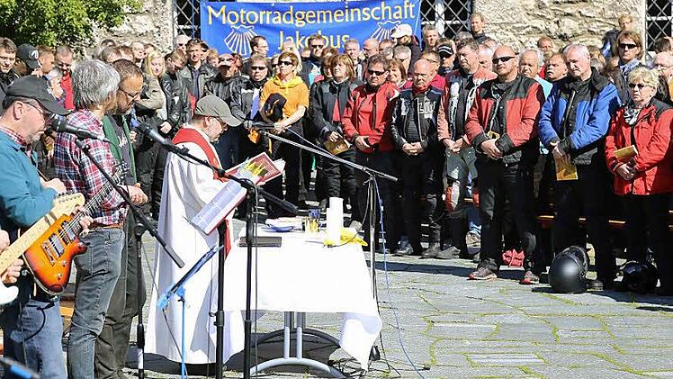 Pfarrer Wolfgang Eßel hält einen Gottesdienst inmitten der Motorradfahrer.  Foto: Franz Galster